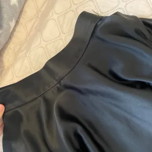 Crna široka lepršava suknja