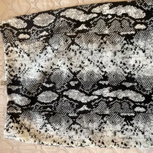 New Collection-uska suknja