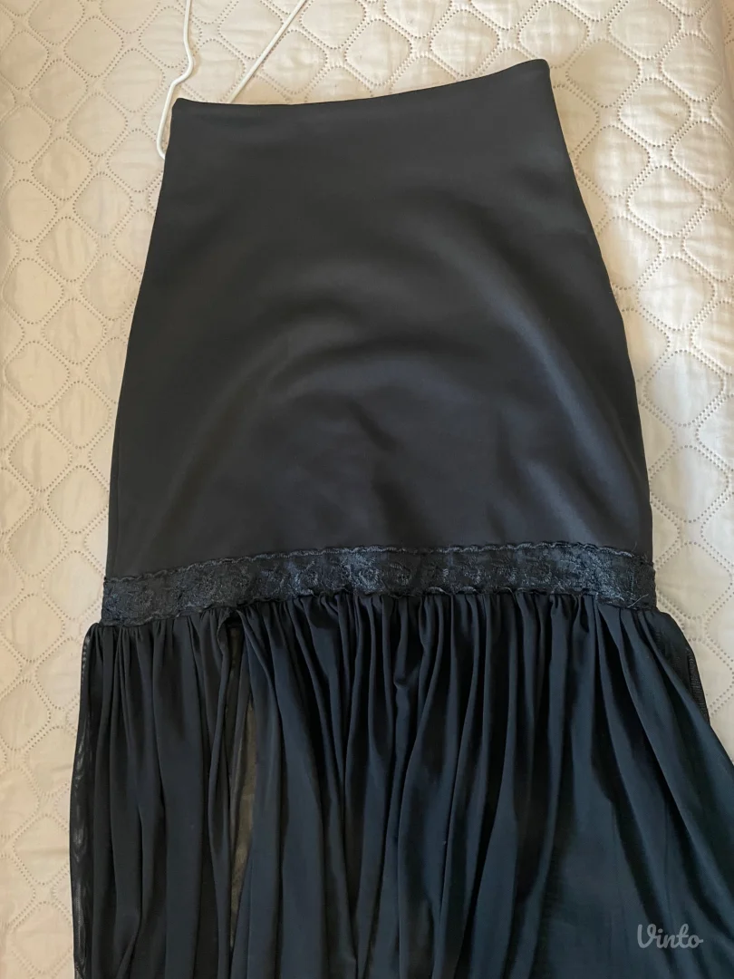 Crna suknjica sa čipkom