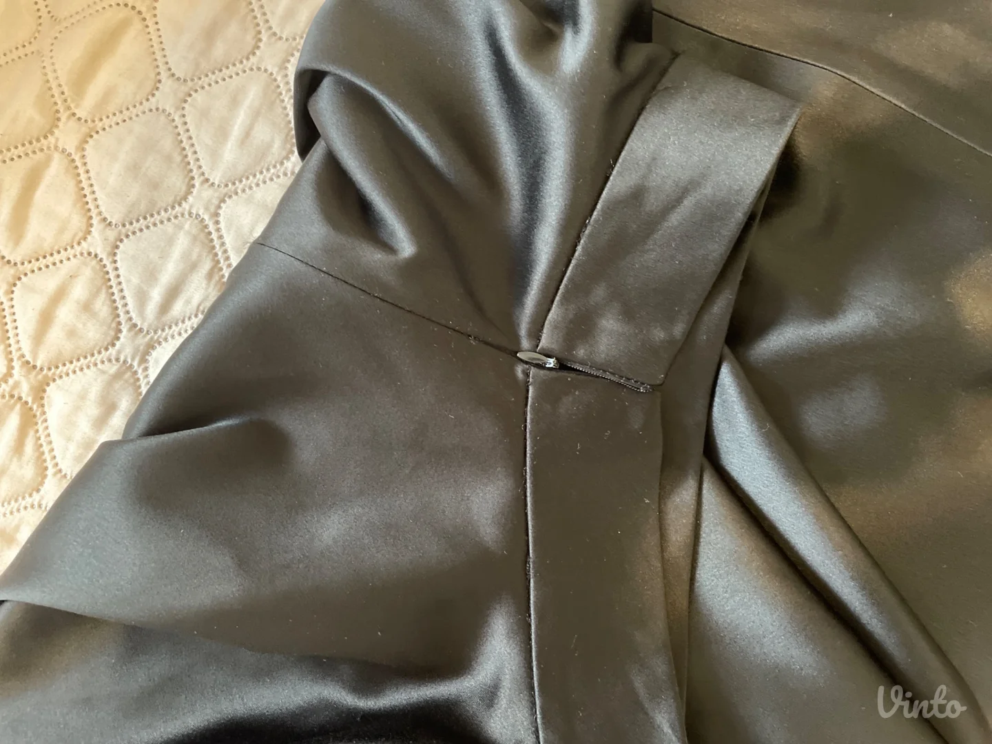 Crna široka lepršava suknja