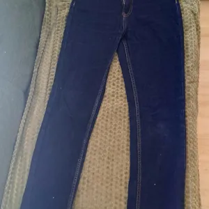 Bershka i stradivarius farmerke oba para 500