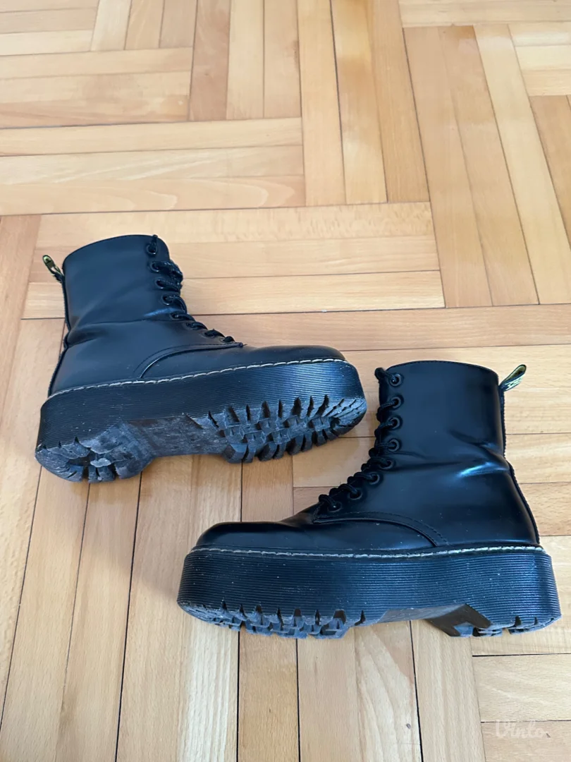 Crne čizme na platformu