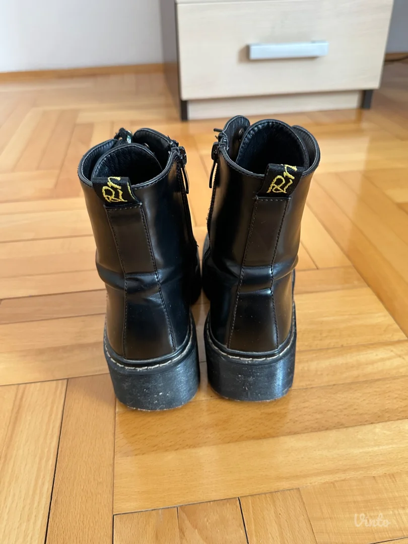 Crne čizme na platformu