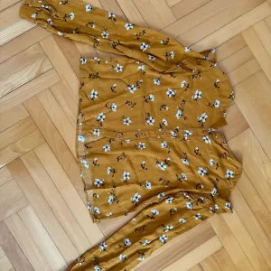 Bershka bluza sa cvetićima