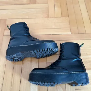 Crne čizme na platformu