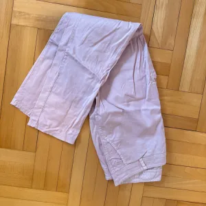 Roze letnje pantalone