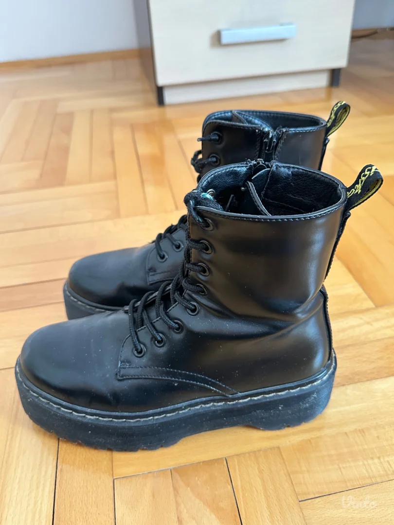 Crne čizme na platformu