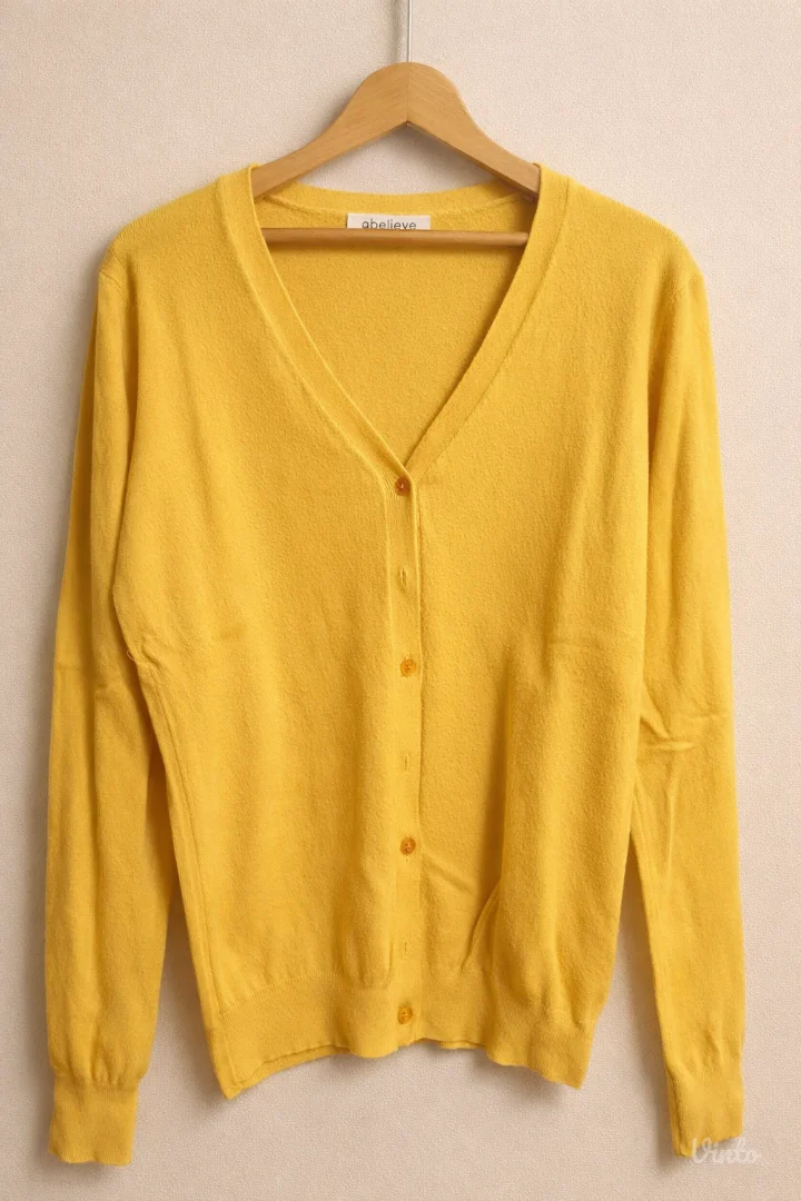 Zuti dzemperic na kopcanje