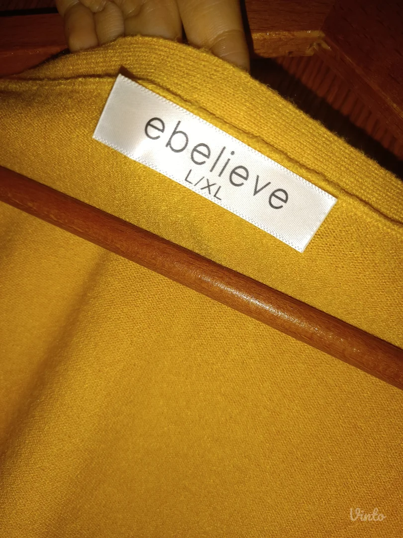 Zuti dzemperic na kopcanje