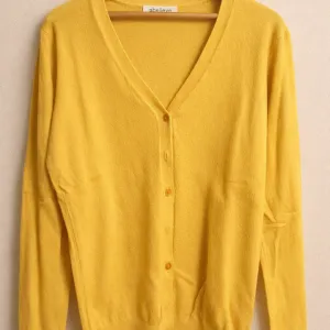 Zuti dzemperic na kopcanje