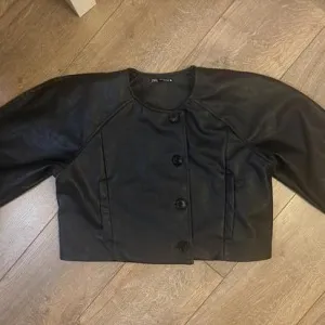 Zara crop kožna jakna nova