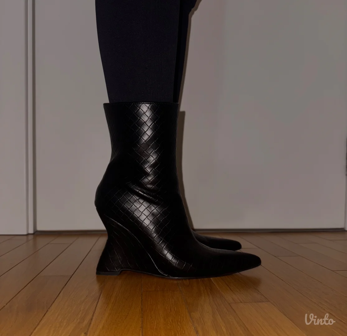 Crne ženske čizme na potpeticu