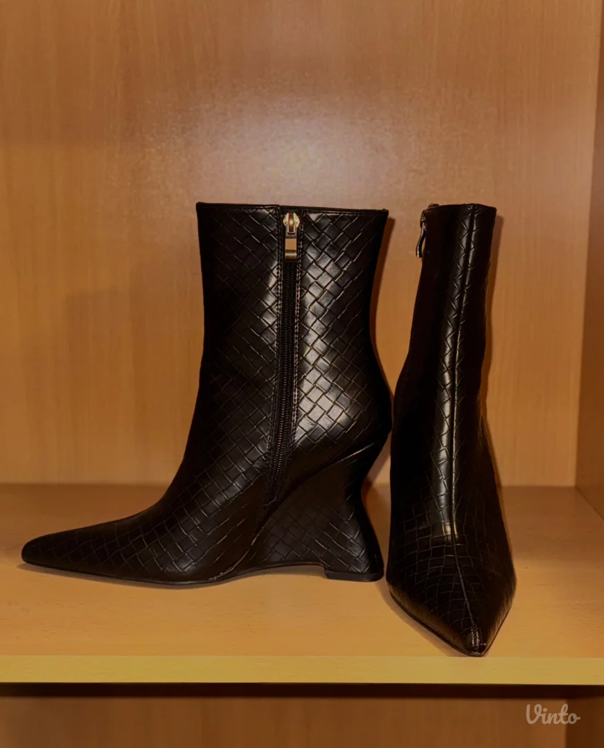 Crne ženske čizme na potpeticu