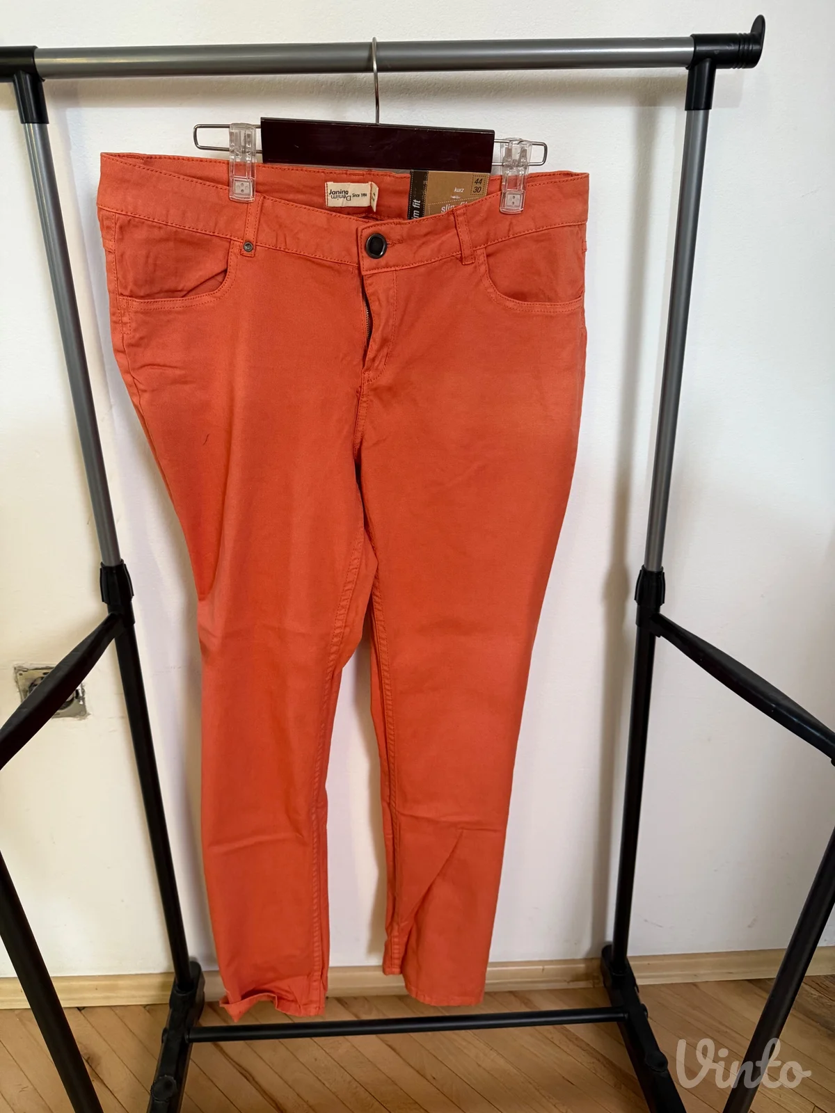 PANTALONE NOVE SA ETIKETOM