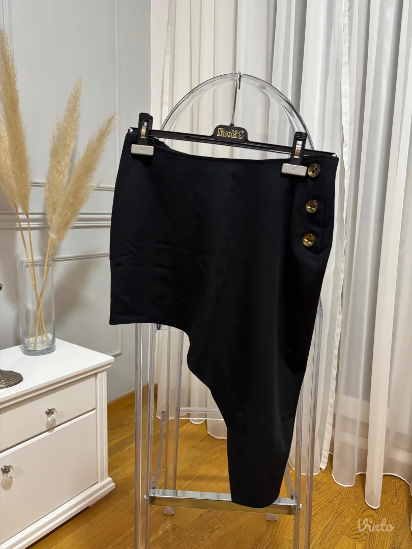 Crna mini suknja