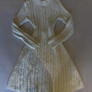 Bershka leprsava deblja haljinica sa otvorenim ledjima