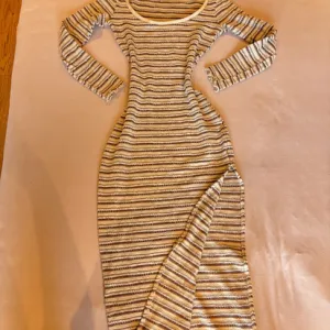 Bershka maxi zimska haljina sa prorezom