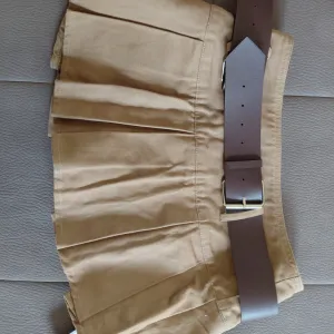mini suknja sa kaišem