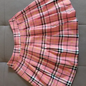 karirana roze suknja