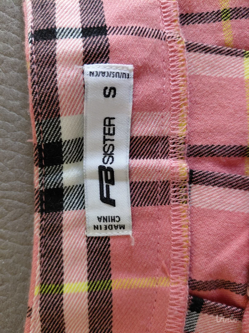 karirana roze suknja