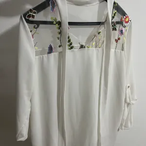 bela bluza/kosuljica