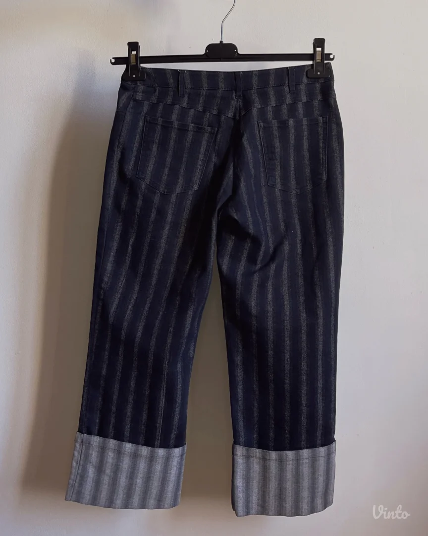 Vintage kapri pantalone iz 90–00-ih u Y2K estetici