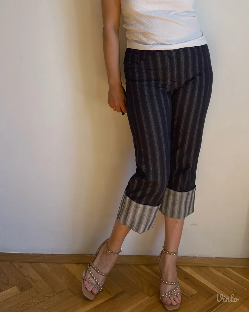 Vintage kapri pantalone iz 90–00-ih u Y2K estetici