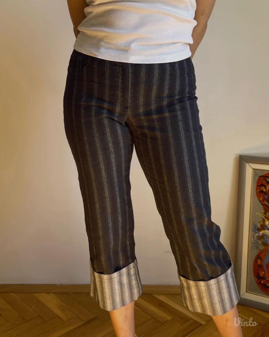 Vintage kapri pantalone iz 90–00-ih u Y2K estetici