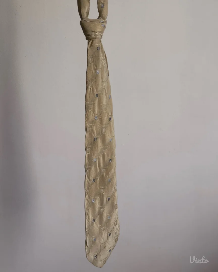 Vintage kravata iz 90–00-ih godina u bež nijansi