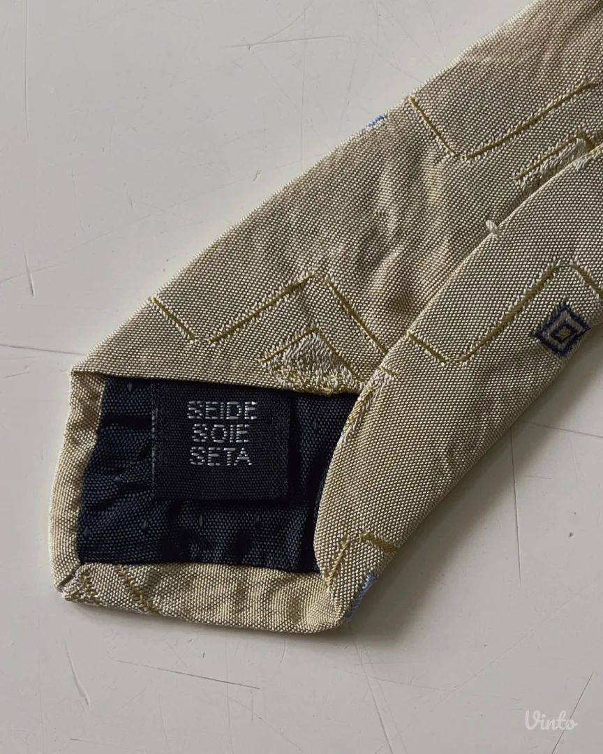 Vintage kravata iz 90–00-ih godina u bež nijansi