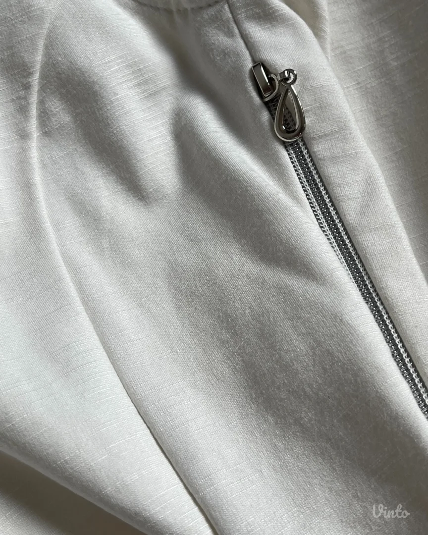 Bela uska haljina od srpskog brenda Pro Piu Grande