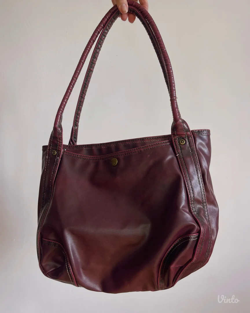 Hobo torba iz 2000-ih u Y2K / indie sleaze stilu