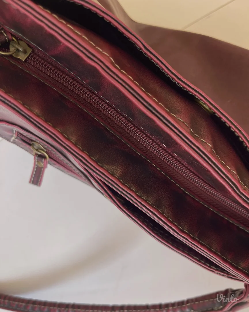 Hobo torba iz 2000-ih u Y2K / indie sleaze stilu