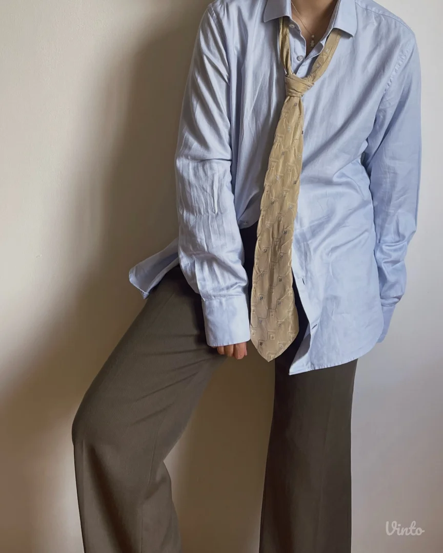 Vintage kravata iz 90–00-ih godina u bež nijansi