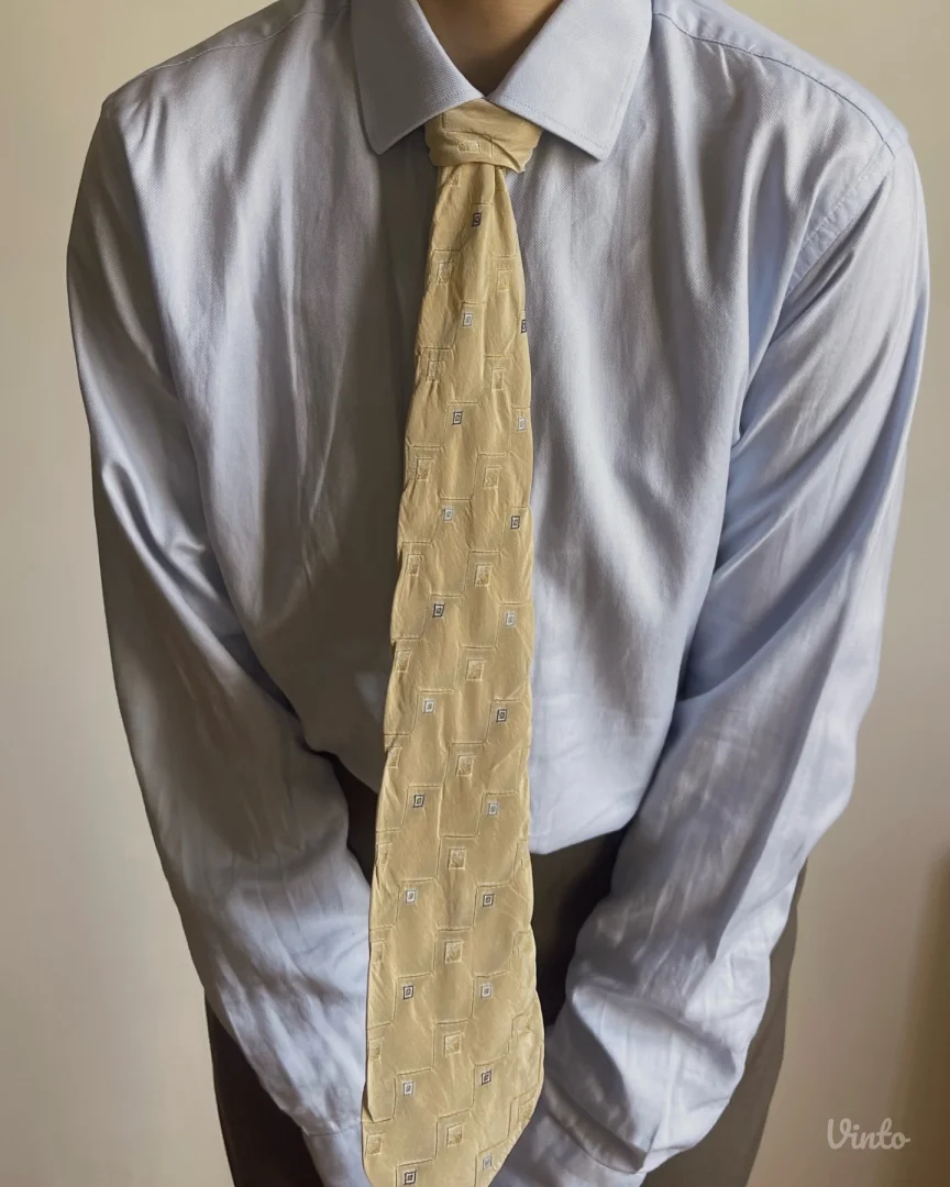Vintage kravata iz 90–00-ih godina u bež nijansi