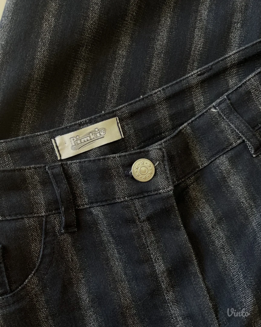 Vintage kapri pantalone iz 90–00-ih u Y2K estetici