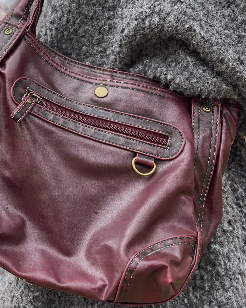 Hobo torba iz 2000-ih u Y2K / indie sleaze stilu