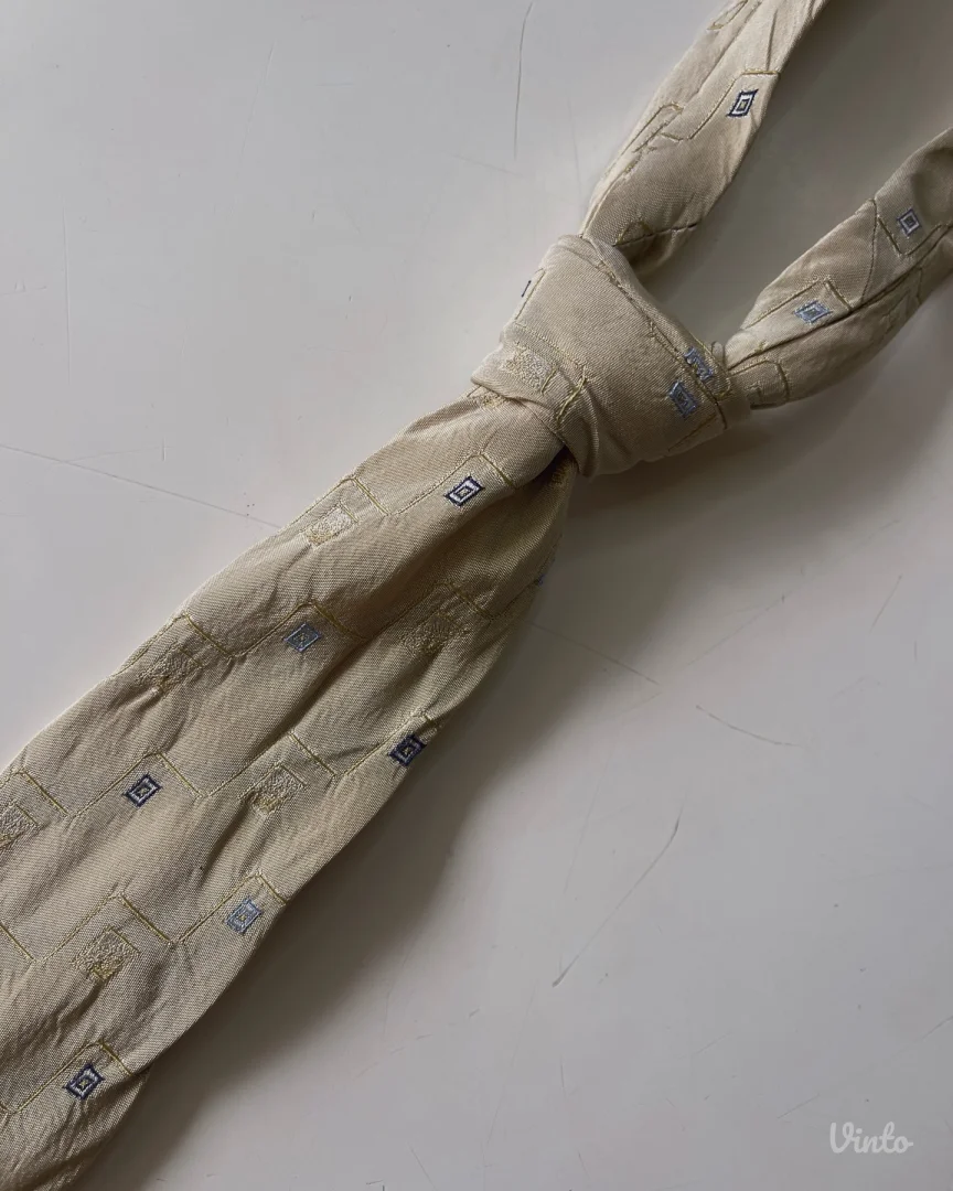 Vintage kravata iz 90–00-ih godina u bež nijansi