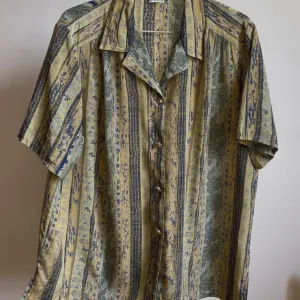 Elegantna vintage bluza italijanske proizvodnje iz perioda 80-ih i 90-ih godina