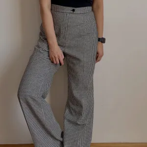 Pantalone s printom houndstooth