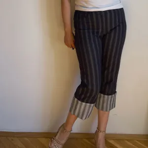 Vintage kapri pantalone iz 90–00-ih u Y2K estetici