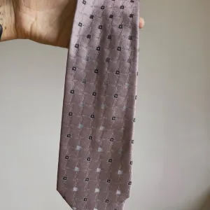 Elegantna vintage kravata iz 90–00-ih