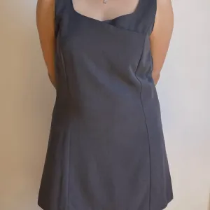 Minimalistička haljina iz 90-ih u tamnosivoj boji