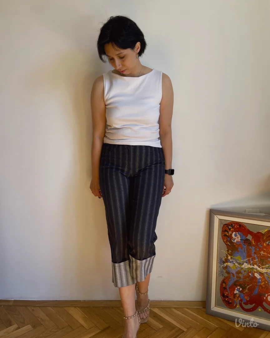 Vintage kapri pantalone iz 90–00-ih u Y2K estetici