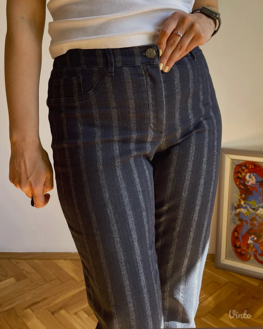 Vintage kapri pantalone iz 90–00-ih u Y2K estetici