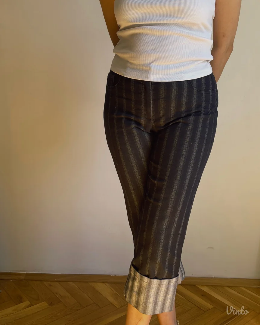 Vintage kapri pantalone iz 90–00-ih u Y2K estetici