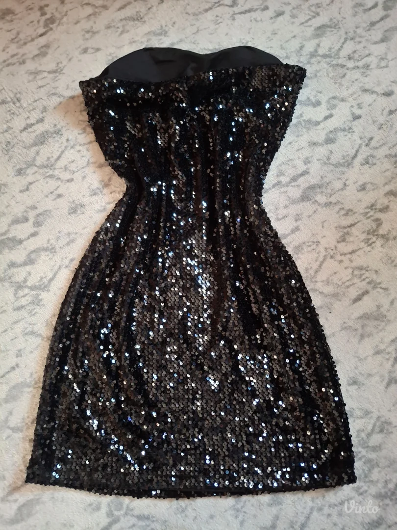 Crna kratka haljina sa šljokicama