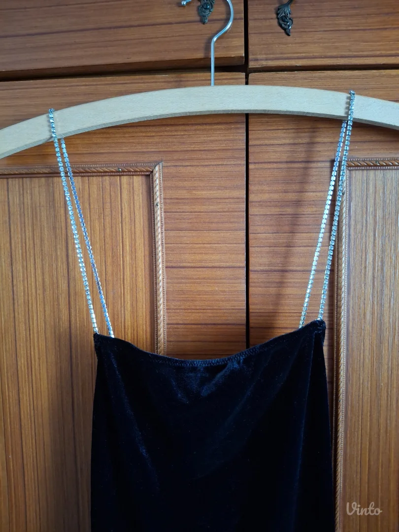 Crna plišana kratka haljina sa cirkonima