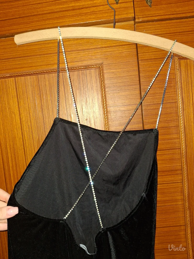 Crna plišana kratka haljina sa cirkonima