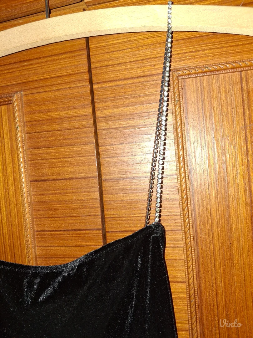 Crna plišana kratka haljina sa cirkonima